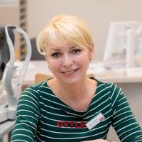 Hana Šefraná - oftalmologická sestra Centra oční a estetické medicíny Ottlens při práci v sesterně