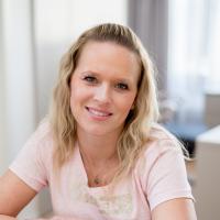 Michaela Sudíková - zdravotní sestra Centra oční a estetické medicíny Ottlens při práci s pacientem